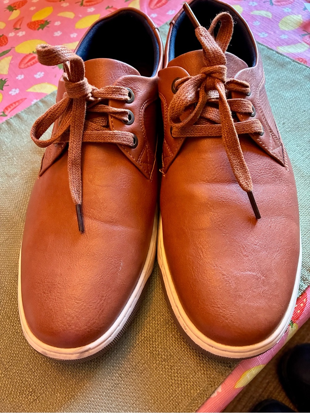 Men's Tan Casual Derby Shoes with Lace-Up Design